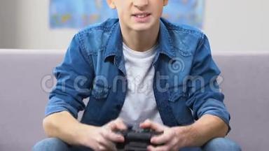 愤怒的小学生在电子游戏中失败，扔操纵杆，青少年气质